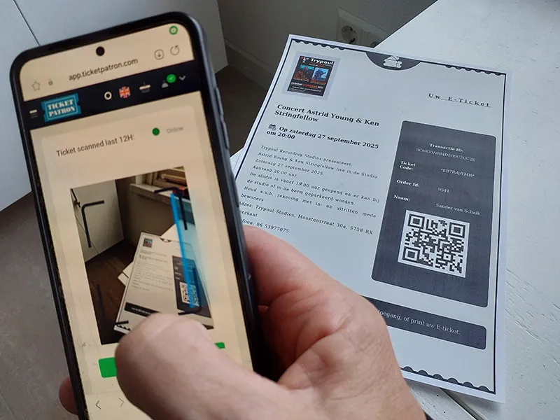 Scannen van toegangsbewijs met smartphone voor toegang bij concert, sportwedstrijd, festival, optreden, evenement